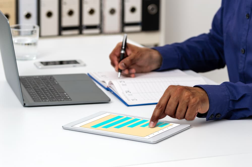 Équipe professionnelle travaillant sur des plans